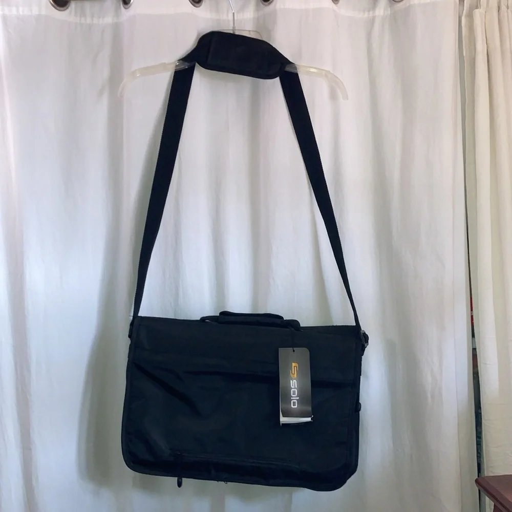 Solo black classic messenger bag